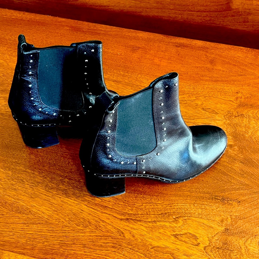 Leather black booties